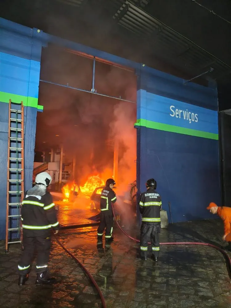 Loja de componentes automotivos fica completamente destruuida por incendio
