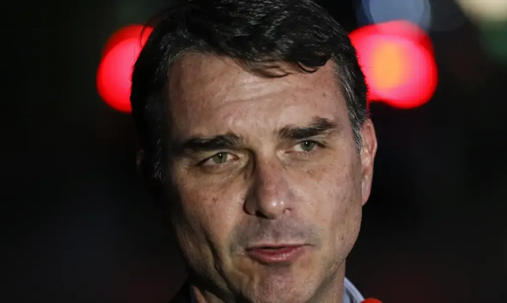 O nada estranho silêncio de aliados de Flávio Bolsonaro em Alagoas, diante de um escândalo colossal