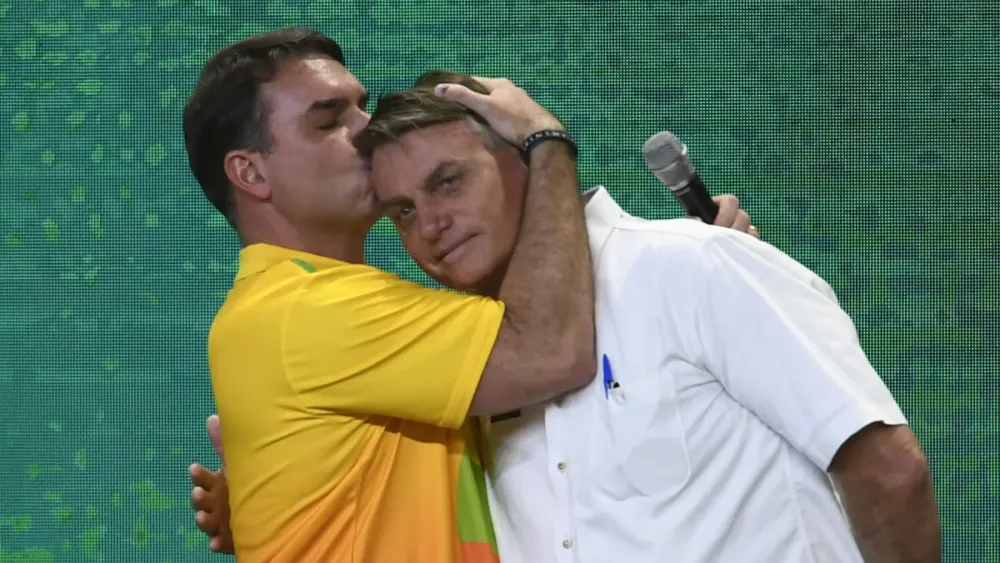 Bolsonaro minimiza vazamento de mensagens e pede união em torno de Flávio