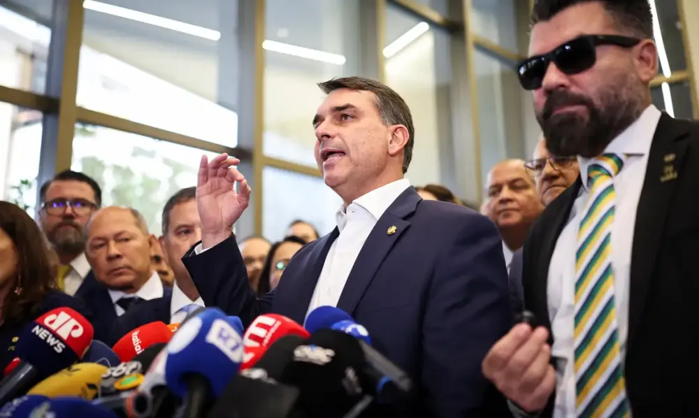 Flávio Bolsonaro confirma visita a Vorcaro durante prisão domiciliar
