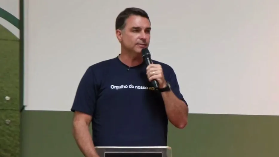Flávio Bolsonaro, mais enrolado do que cordão em bolso