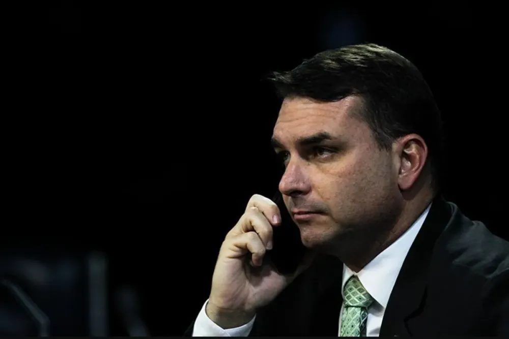 Flávio Bolsonaro cai no Rio, reduto histórico da família, e vê cenário se complicar