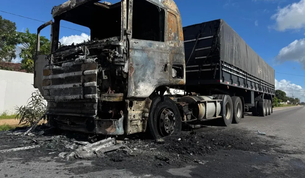 Incêndio destroi estrutura de carreta em São Sebastião