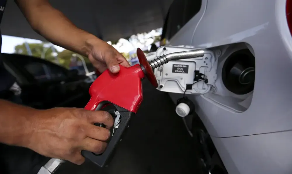 Subsídio para conter preço da gasolina será de R$ 0,44 por litro