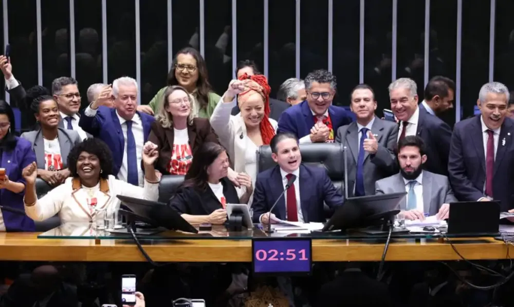Câmara aprova PEC que acaba com escala 6x1