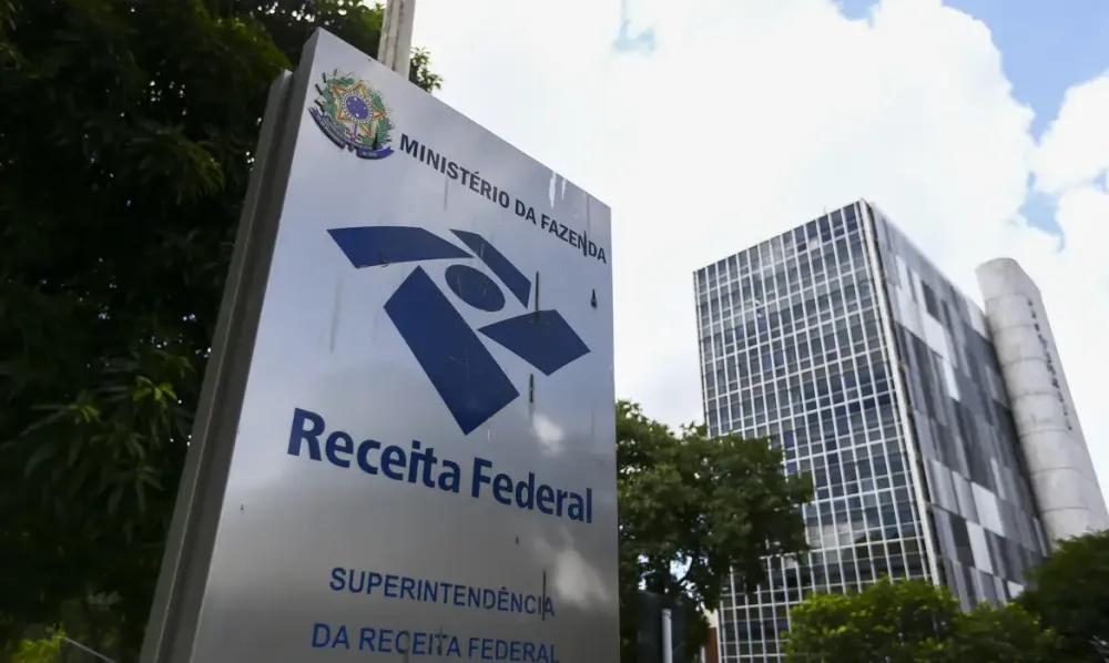 Receita paga hoje (29) o 1º lote de restituição do imposto de renda