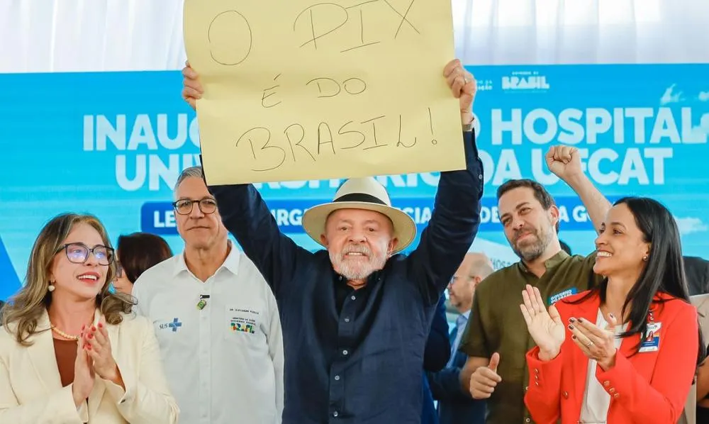 Lula volta a defender o Pix e fala em articulação de Flávio Bolsonaro