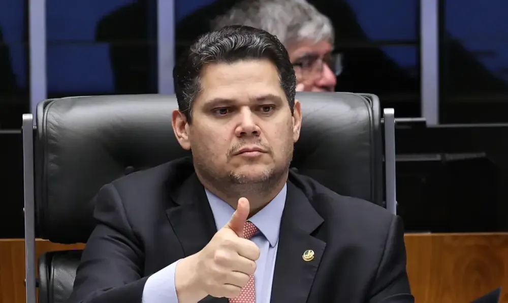 Escala 6x1: PEC não terá tramitação corrida no Senado, diz Alcolumbre