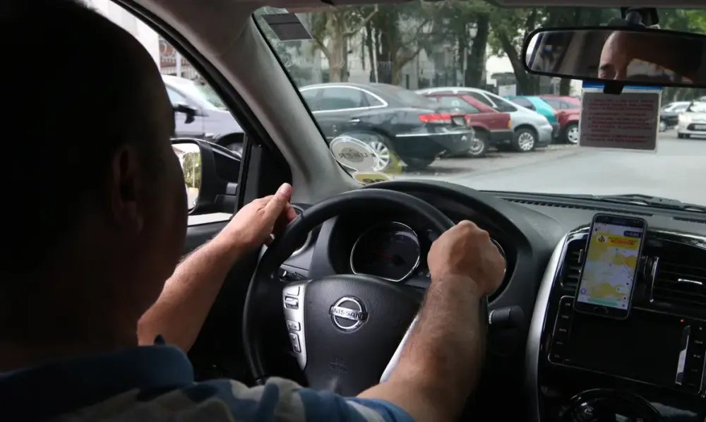 Motorista de aplicativo: pesquisa aponta sobrecarga e custos elevados