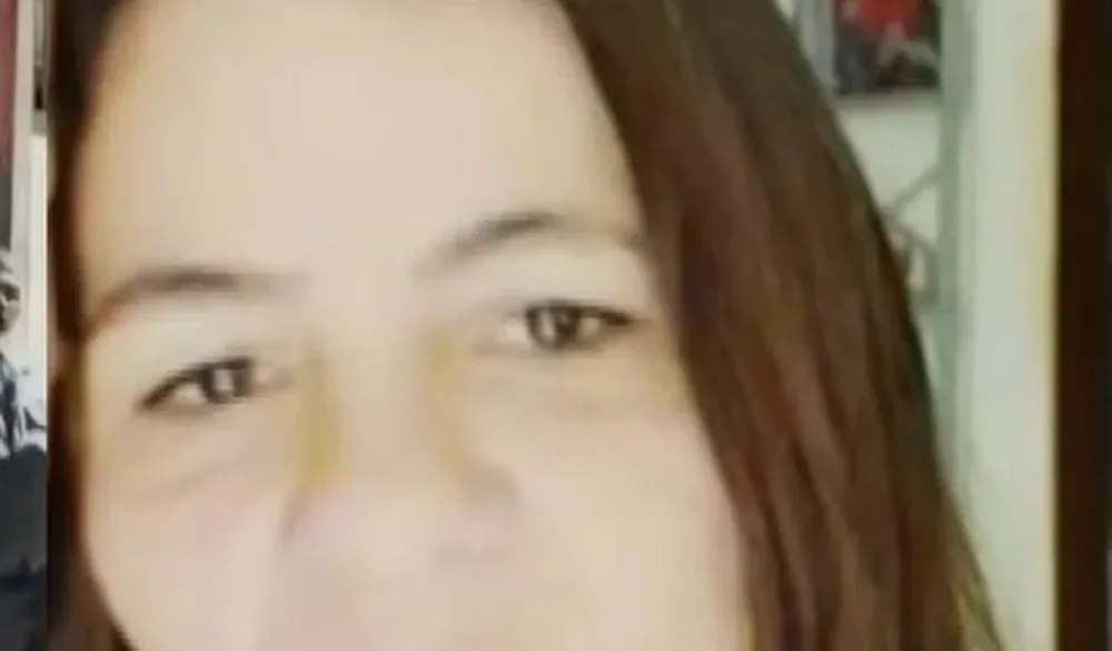 Mulher é assassinada a facadas dentro de casa 