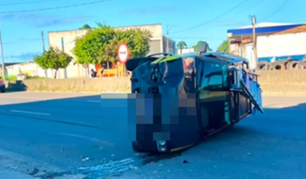 Carro capota e fica atravessado na AL-110 após colisão com outro veículo