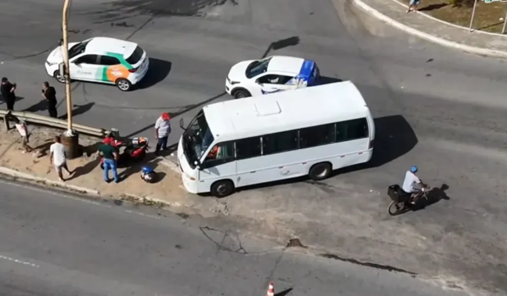 Acidente entre moto e micro-ônibus deixa condutora ferida em Arapiraca