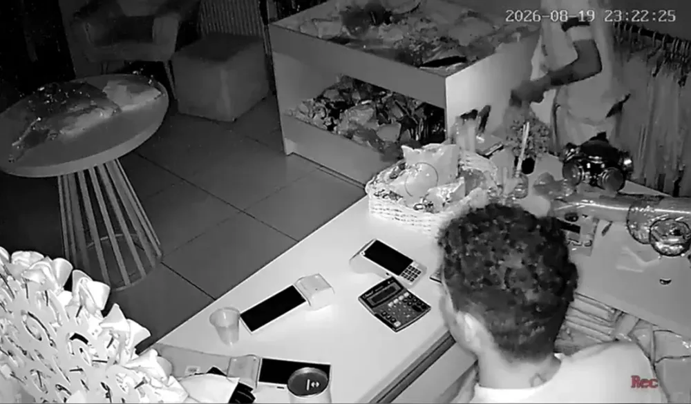 Câmera flagra dois homens furtando loja de roupas no Centro de Arapiraca
