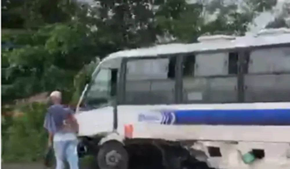 Veículo de transporte alternativo e caminhão colidem em trecho da BR-316, em Satuba