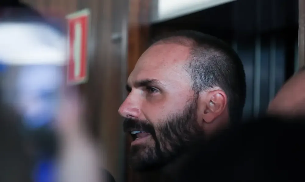 PGR pede condenação de Eduardo Bolsonaro pelo crime de coação